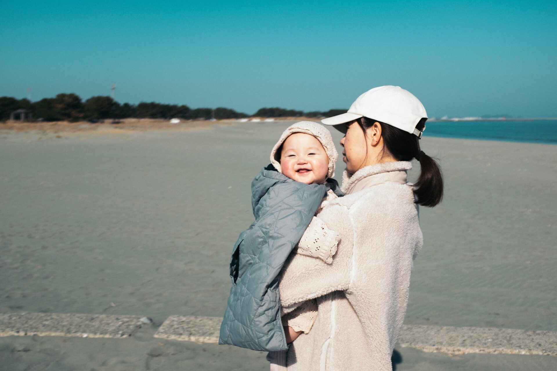 徳島県小松海岸にて7ヶ月の娘を撮影しました