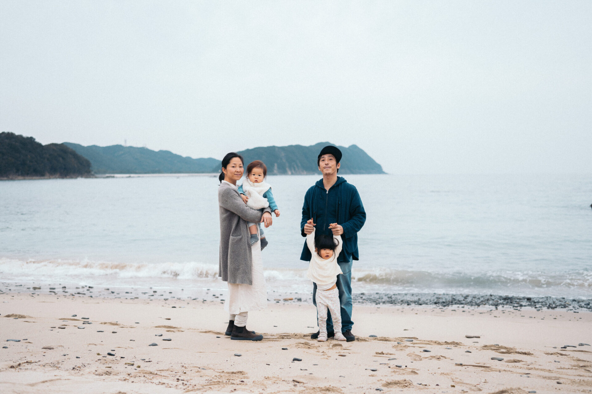 真冬の海でお子さんと遊びながらの撮影